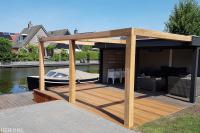 Houten veranda met pergola en vlonder