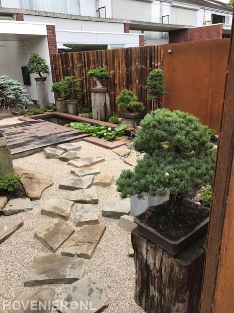 Oosterse tuin met waterloop, stapstenen en bonsai bomen 3