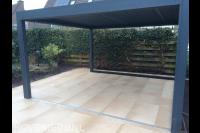 Terrasoverkapping met bestrating van keramische tegels