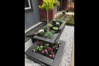 Plantenbakken van stapelblokken met nieuwe beplanting