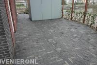 Bestrating van grijze klinkers in waalformaat