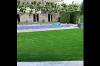 Kunstgrasgazon bij zwembad