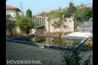 Tuin met bestrating van koppelstenen, vijver en vlonder