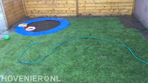 Graszoden leggen en trampoline ingraven