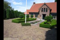 Villatuin met vijver, bestrating van oude klinkers en vormsnoei