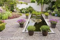 Ruime vijvertuin met vlonders en veel groen 2