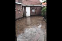 Achtertuin bestraten met natuursteen tegels