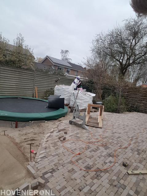 Bestrating met ingebouwde trampoline