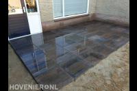 Terras van siertegels in achtertuin