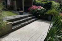 Trappetje naar vlonder aan het water