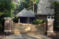 Inrijpoort bij oprit