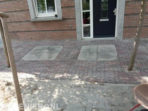 Straatwerk van klinkers en betontegels