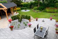 Bloemrijke tuin met ronde vormen en kapschuur