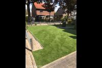 Kunstgras in voortuin