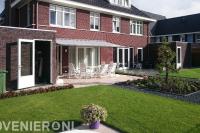 Achtertuin met terras en gazon