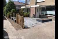 Onderhoudsvriendelijke voortuin met bestrating, split en plantenbakken