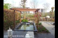 Houten pergola boven strakke vijver