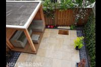 Tuinaanleg met houten overkapping en bestrating van natuursteen 2
