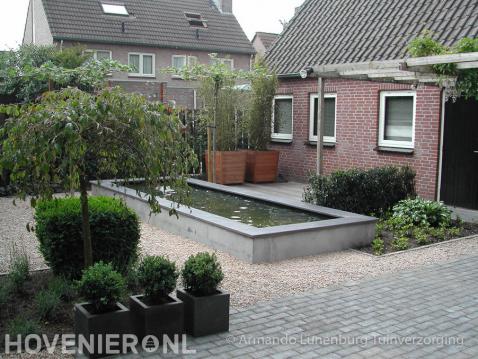 Strakke tuin met vijver en grind