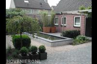 Strakke tuin met vijver en grind