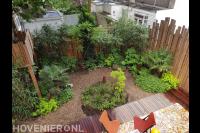 Speelse achtertuin met vlonder