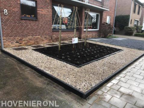 Voortuin aanleggen met grind, nieuwe beplanting en leibomen 2