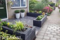 Onderhoudsarme voortuin met bestrating en plantenbakken