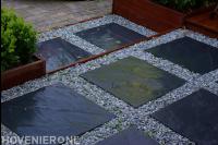 Natuursteen tegels omgeven door grind