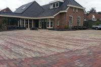 Bestrating voortuin met rode en grijze betonklinkers