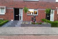 Onderhoudsarme voortuin met bestrating, grind en plantenbak