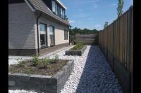 Onderhoudsarme tuin met plantenbakken van stapelblokken