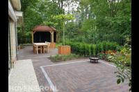 Terras van klinkers met tuinmeubels en dakplatanen in plantenbakken 2