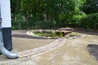 Waterafvoer naar natuurvijver met kleine vlonder