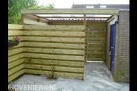 Houten schutting en overkapping met poort