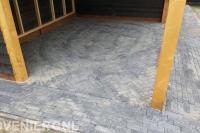 Straatwerk onder houten overkapping