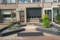 Onderhoudsarme voortuin met bestrating en plantenbakken met split