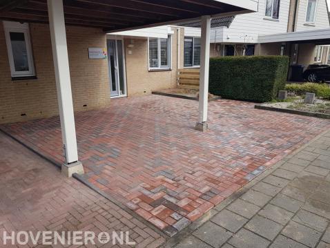 Straatwerk van klinkers in voortuin en onder carport