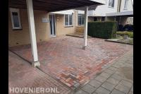 Straatwerk van klinkers in voortuin en onder carport
