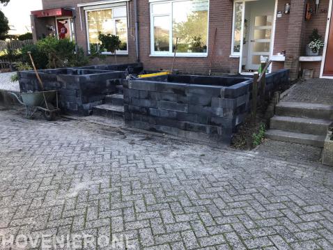 Voortuin aanleggen met plantenbakken van stapelblokken