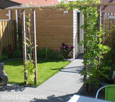 Houten pergola met klimplanten