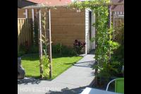 Houten pergola met klimplanten
