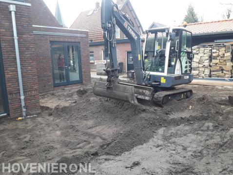 Tuin afgraven met minikraan