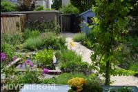 Kleurrijke tuin met vijver en tuinhuisje 2