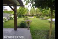 Ruime tuin met groot gazon en zwembad 2