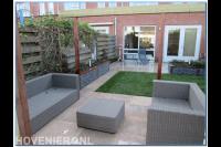 Zithoek met pergola en natuurstenen tegels