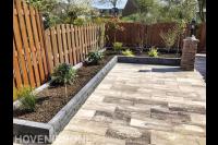 Tuinaanleg met sierbestrating en plantenbakken