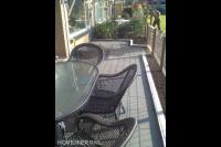 Kleine tuin met terras en hekwerk van betongaas 1