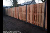 Hout beton schutting plaatsen