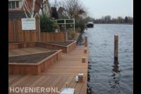 Vlonder met plantenbakken aan waterkant