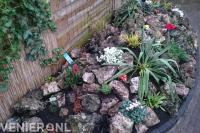 Border met rotsblokken en kleurrijke beplanting